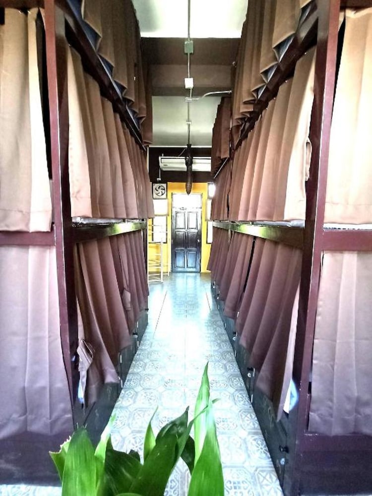 Фото Long Feng Hostel Bangkok