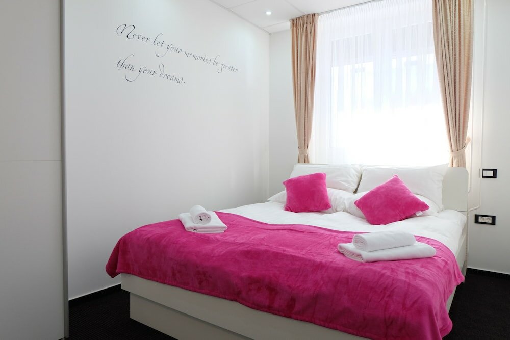 Фото Artorius Luwiana Suites