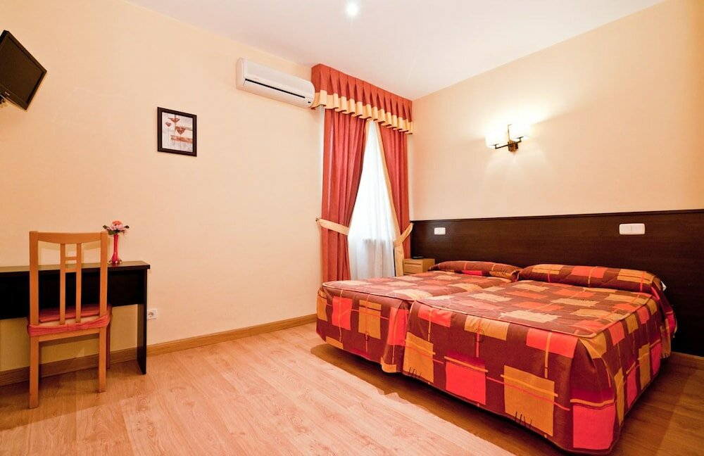 Фото Hostal Las Cortes