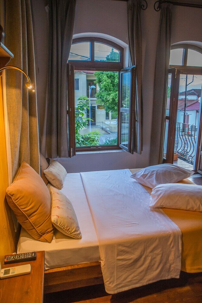 Фото Oikoperiigitis Hotel