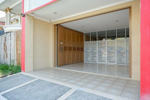 Гостиница RedDoorz near Hartono Mall Solo в Суракарте