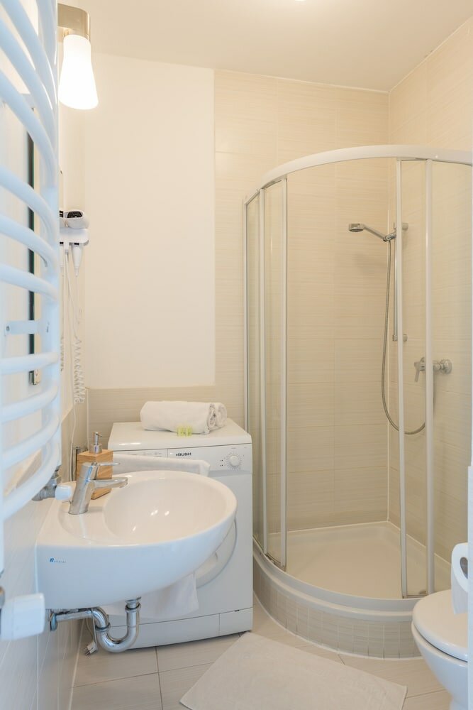 Фото Corvin Plaza Apartments and Suites