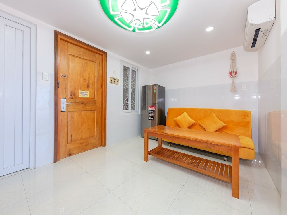 Фото Oyo 1028 Flower House Apartment