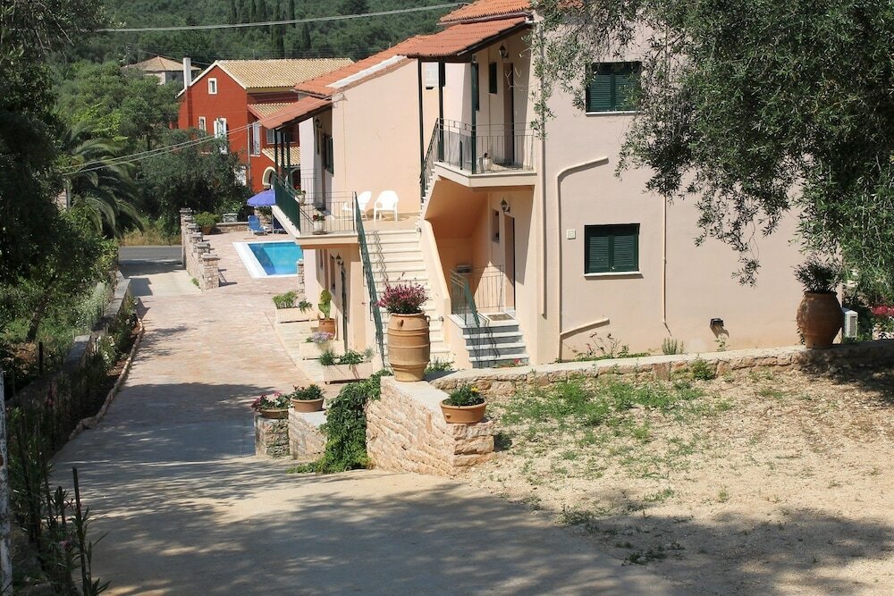 Фото Emily's Apartments