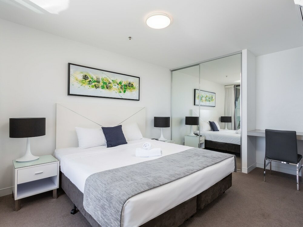 Фото Serain Residences On Surfers Private Apartments