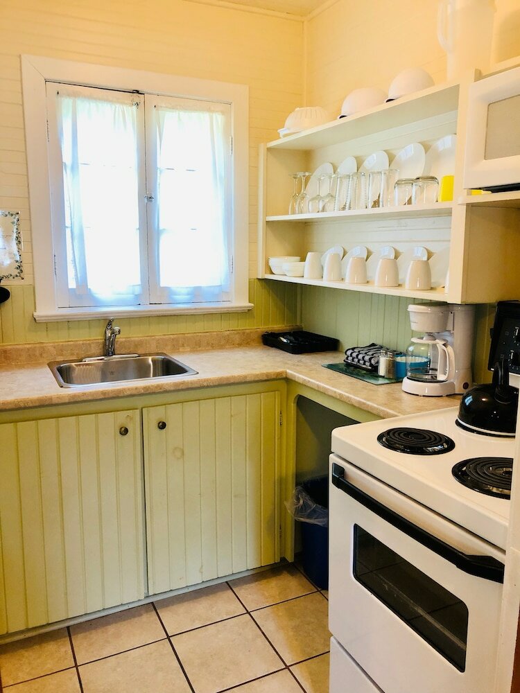 Фото Green Gables Bungalow Court