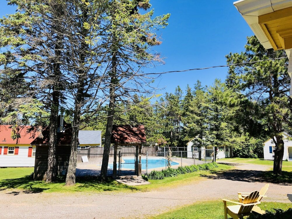 Фото Green Gables Bungalow Court