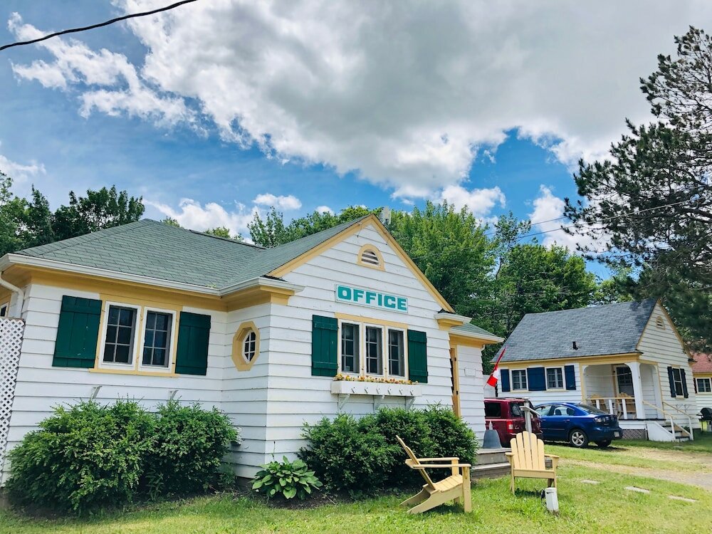 Фото Green Gables Bungalow Court