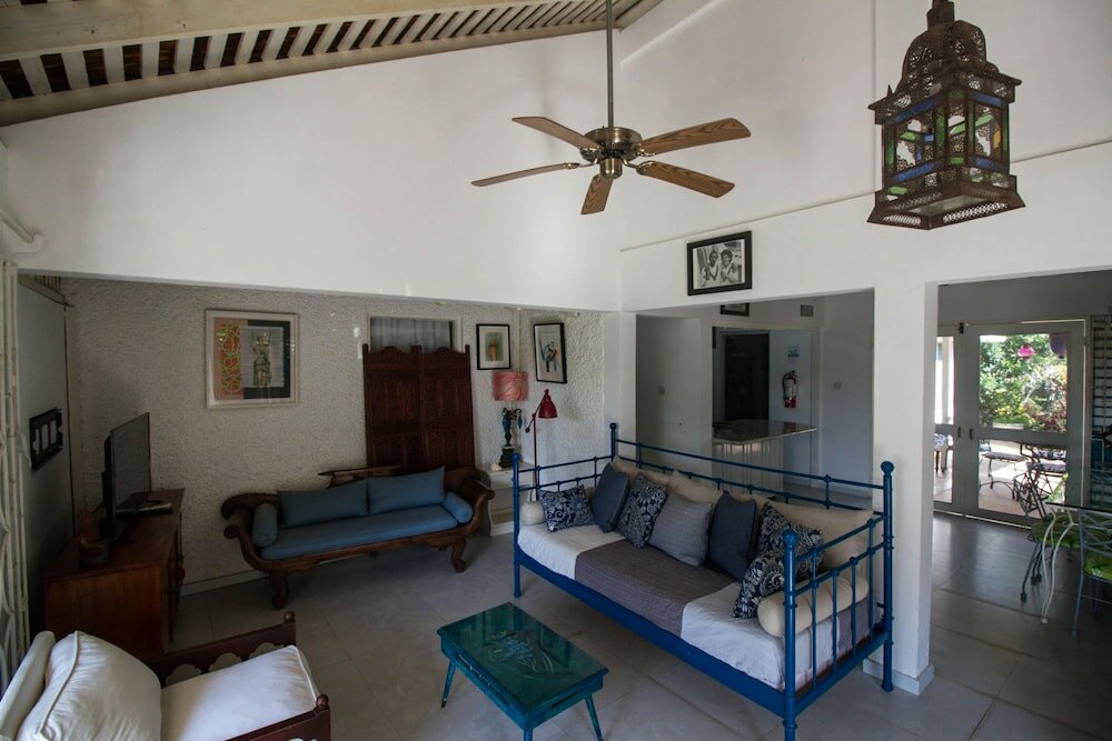 Фото Yellow Canary Beach Villa