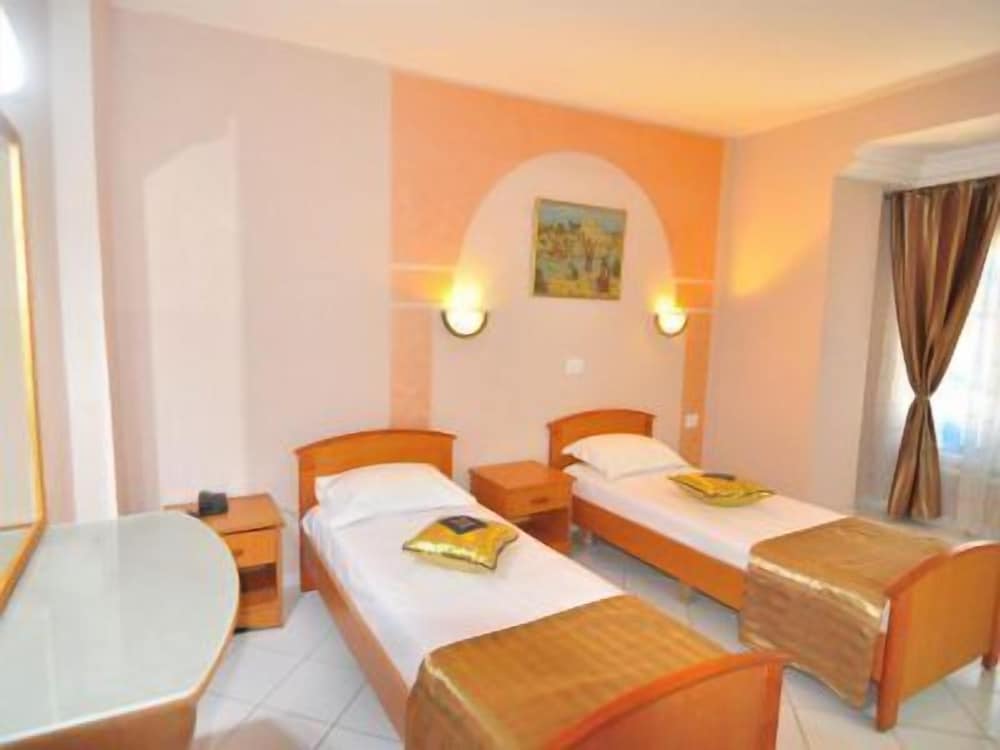 Фото Hôtel Les Palmes d'Or