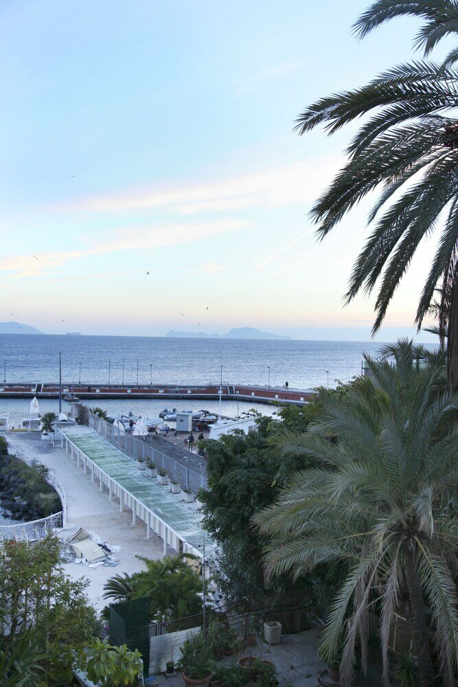 Фото Colorful Sea View Apartments