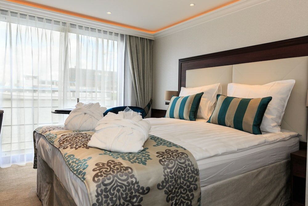 Фото Select Ms Charles Dickens - Neuss