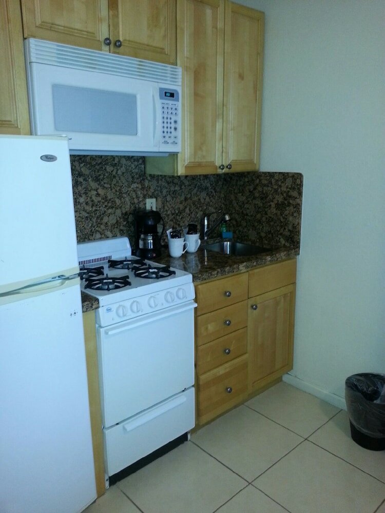 Фото Hollywood Beach Resort- Large Studio Sleeps 4