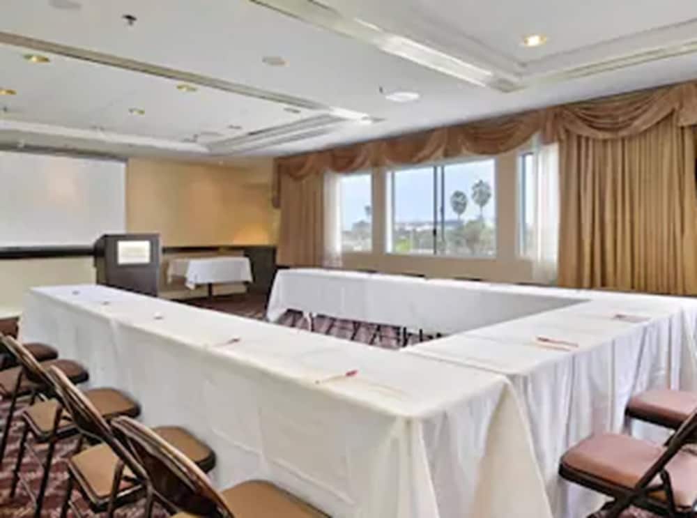 Фото Ramada by Wyndham Hawthorne Lax La Stadium