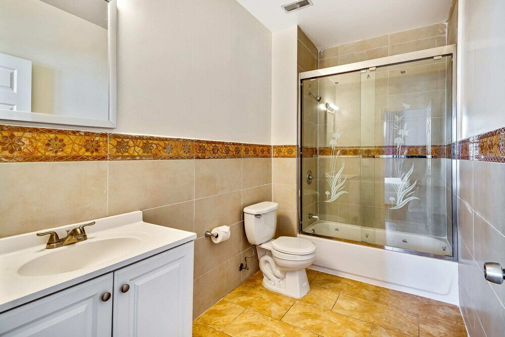 Фото Bright, Spacious in a Great Location!