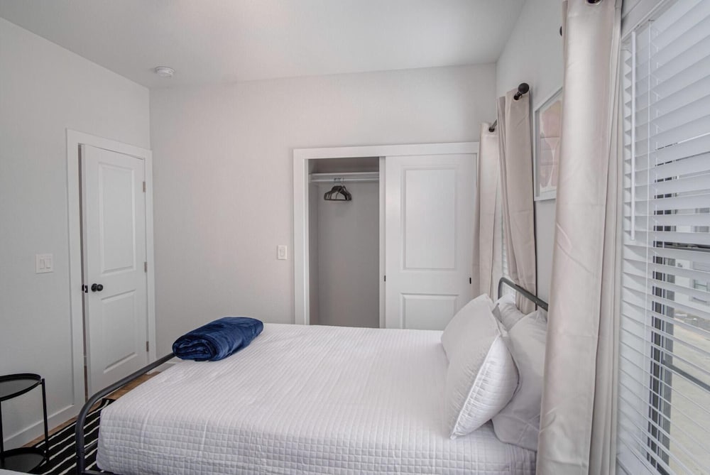 Фото Brand New 2 Stylish 3br Near Exciting Downtown