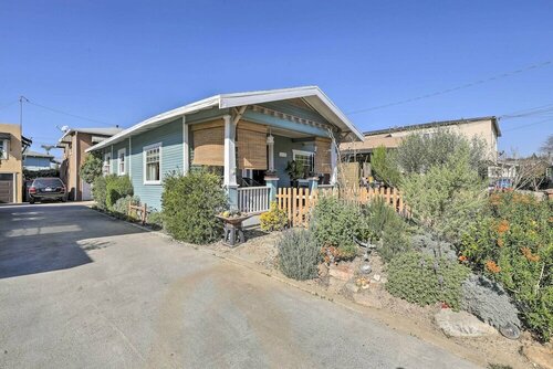 Гостиница Charming Craftsman Cottage With Garden & Hot Tub! в Фуллертоне