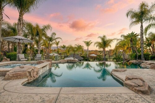 Гостиница Sky Lantern by Avantstay Stunning Oasis w Pool, Hot Tubs, Volley Ball Court & Home Office! в Темекуле