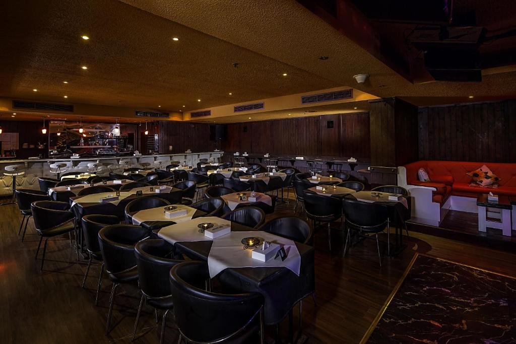 Фото Taj Plaza Hotel