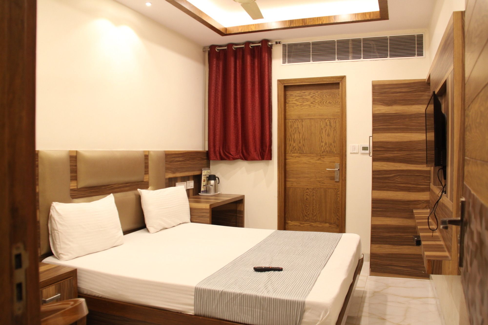 Фото Hotel Golden Oasis Delhi