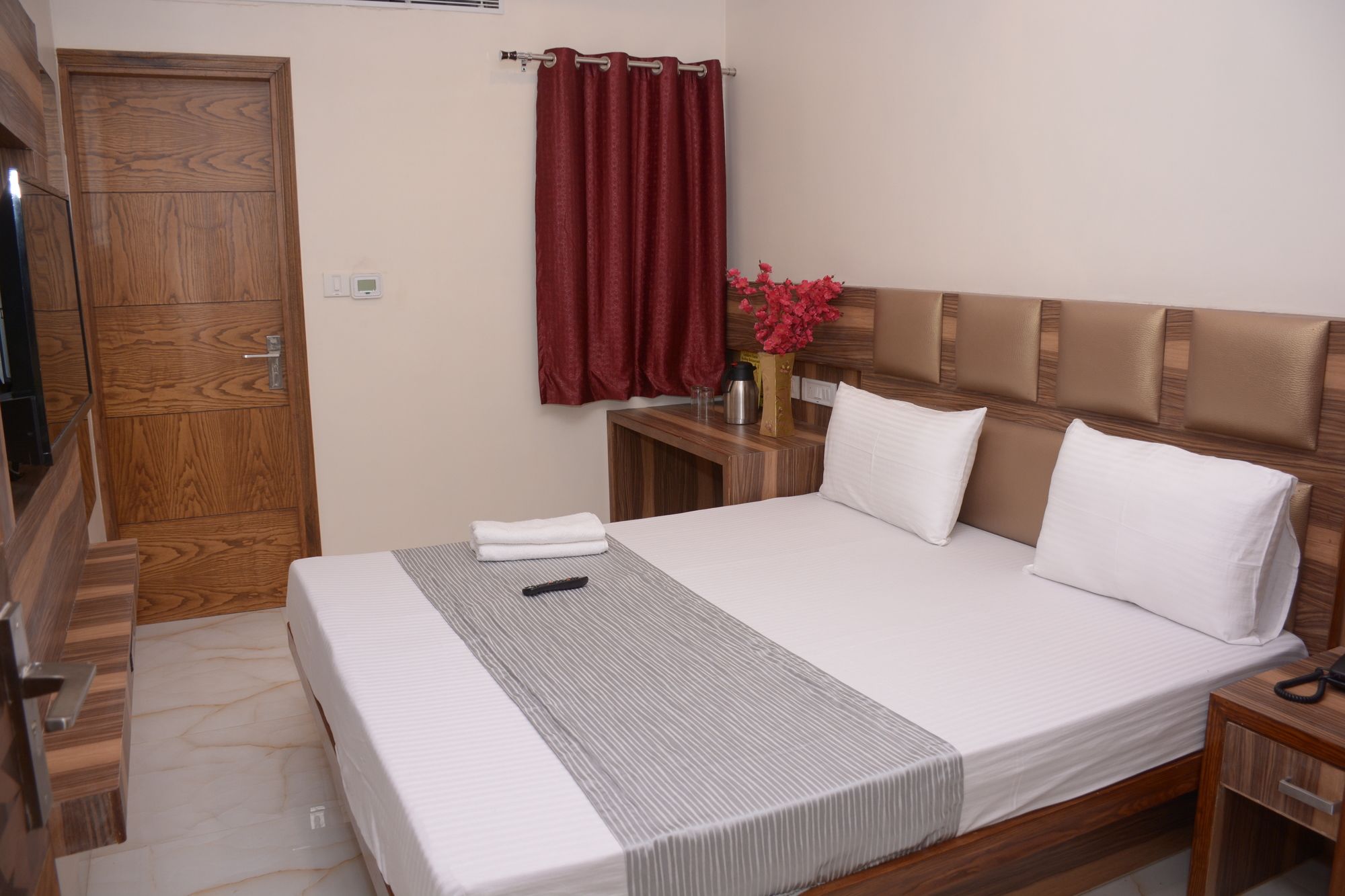 Фото Hotel Golden Oasis Delhi