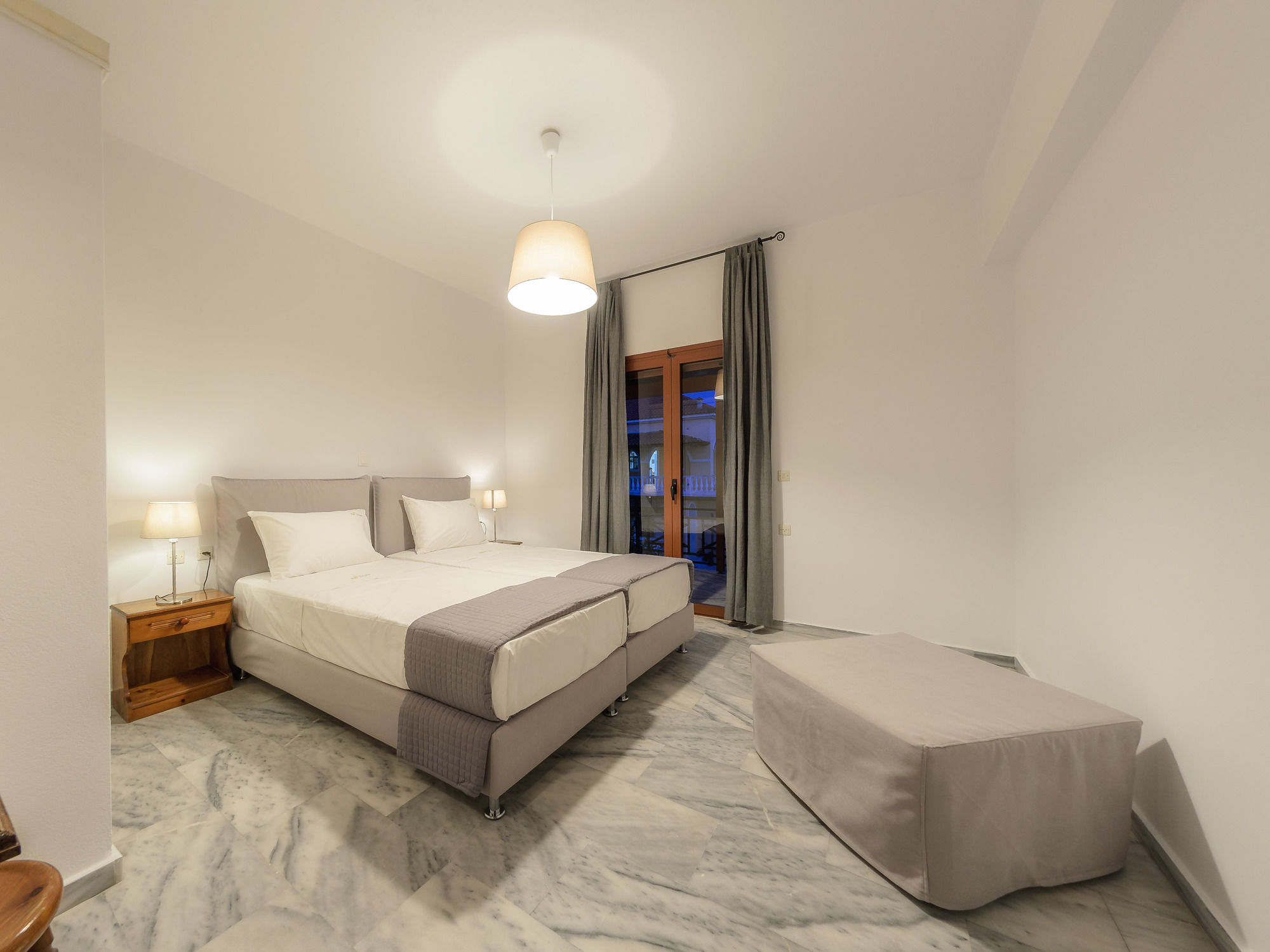 Фото Kiki Studios & Apartments