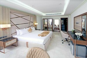 Гостиница Seafront Luxury Suites