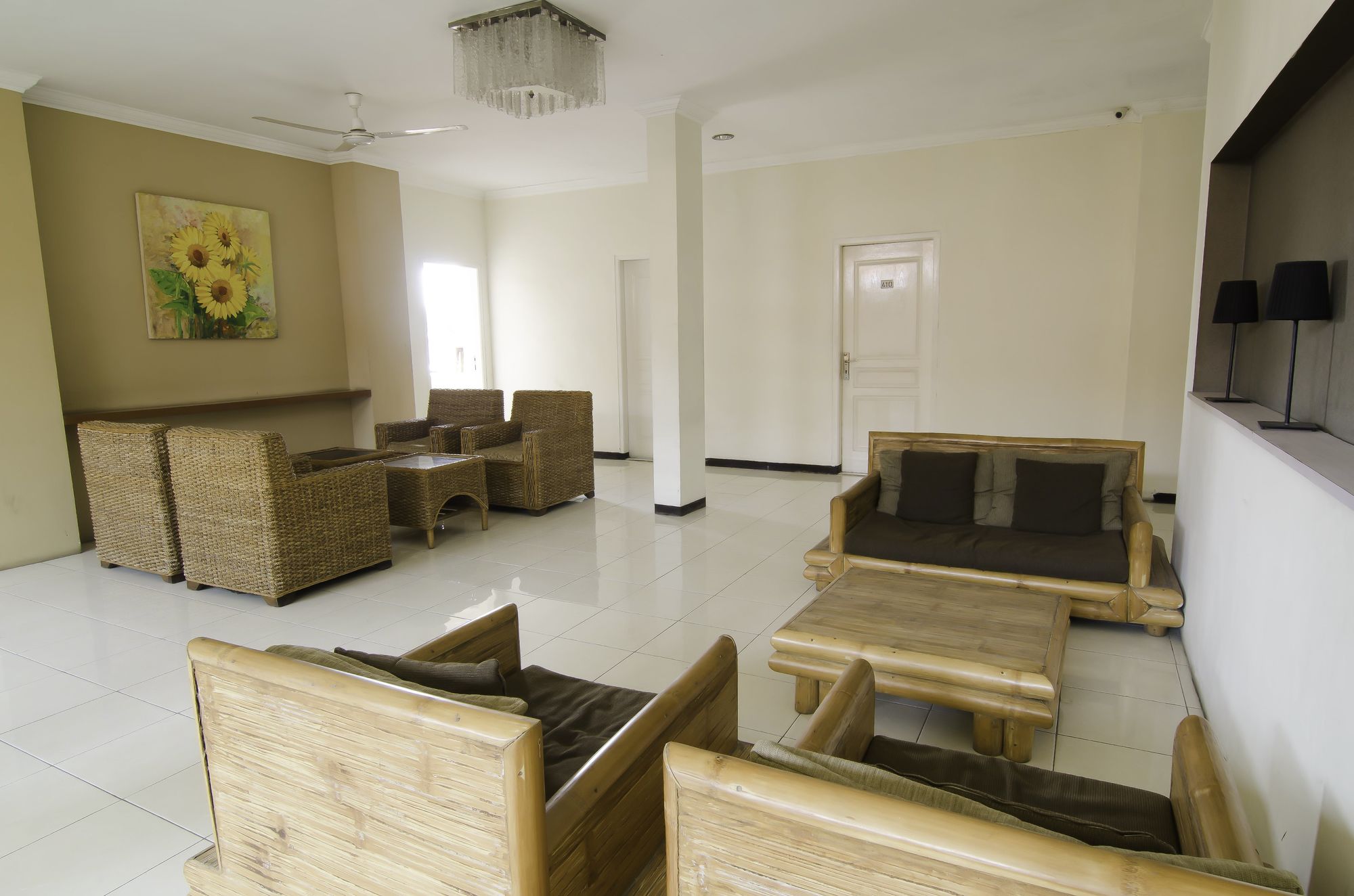 Фото RedDoorz near Gubeng Station