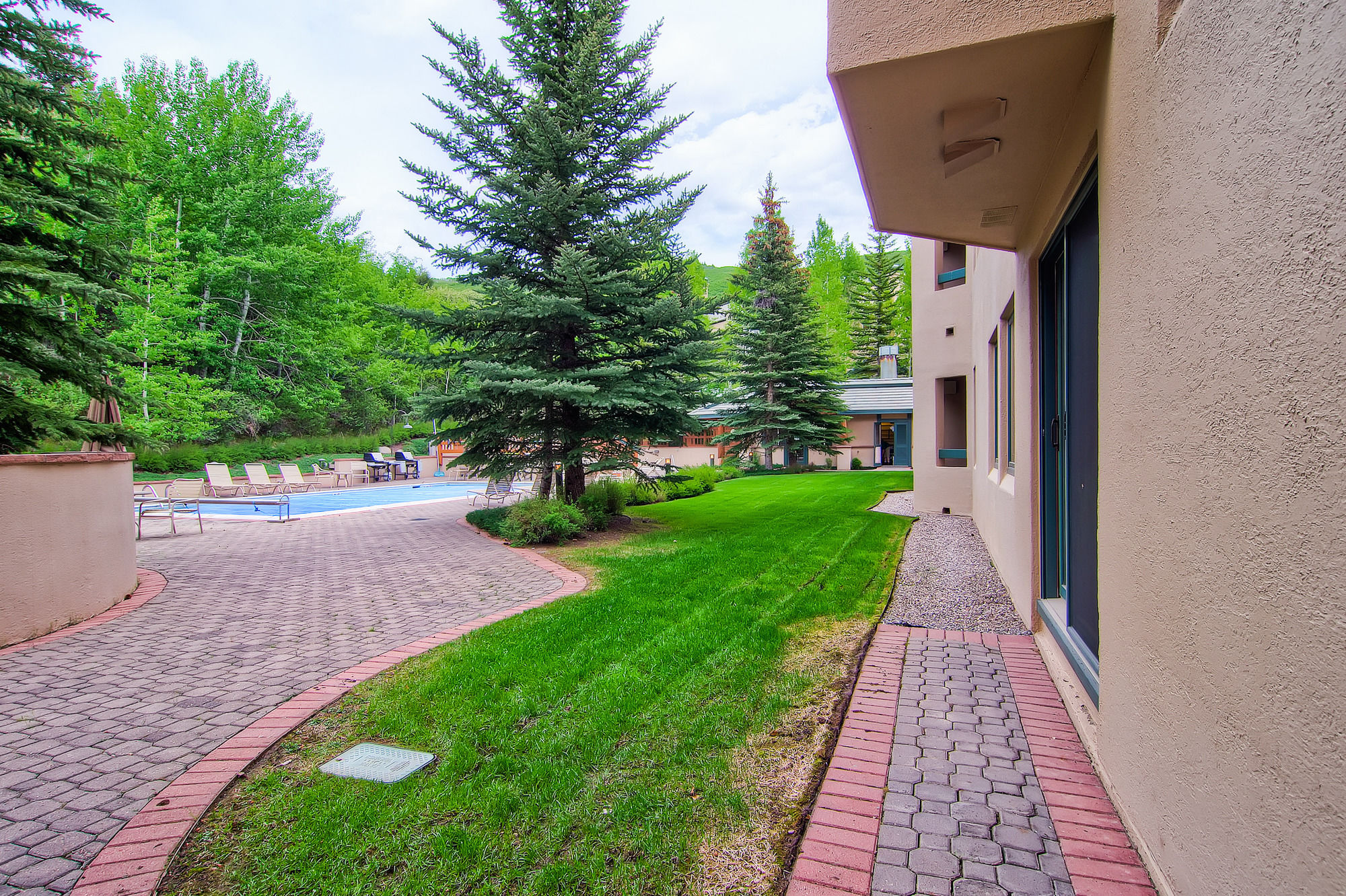 Фото Kiva Lodge by East West Hospitality