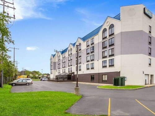 Гостиница Quality Suites Milwaukee Airport в Милуоки