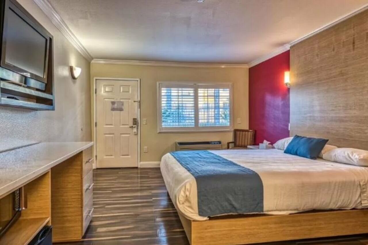 Фото Hollywood City Inn