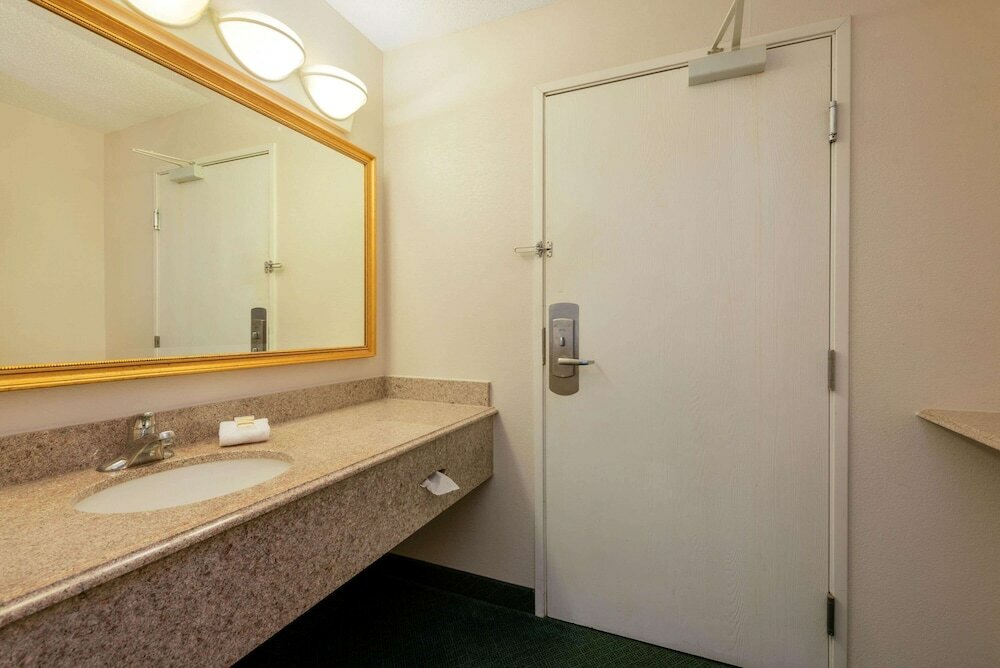 Фото La Quinta Inn by Wyndham Cleveland Independence