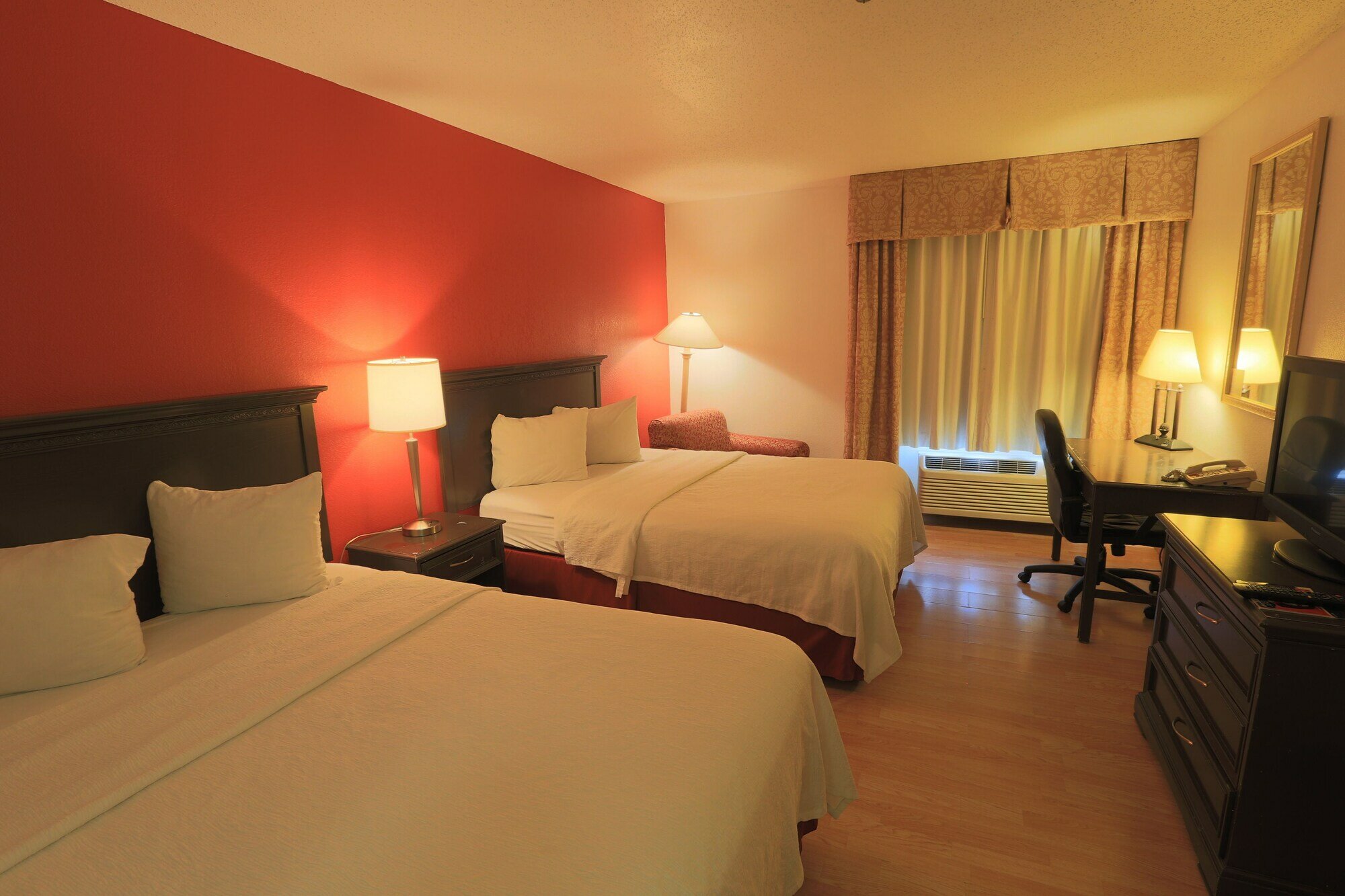 Фото Days Inn by Wyndham Calumet Park