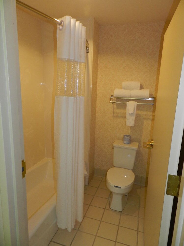 Фото Ashmore Inn & Suites