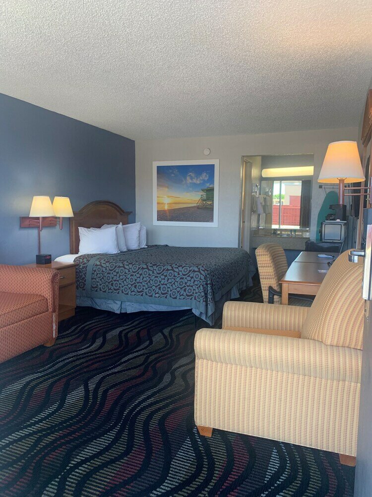 Фото Days Inn by Wyndham Fort Myers