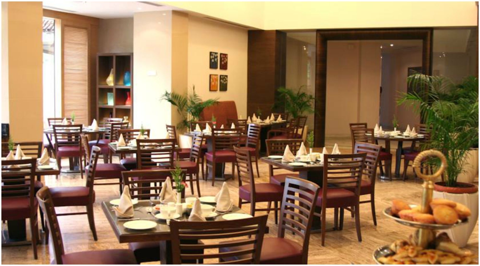 Фото The Retreat Hotel & Convention Centre