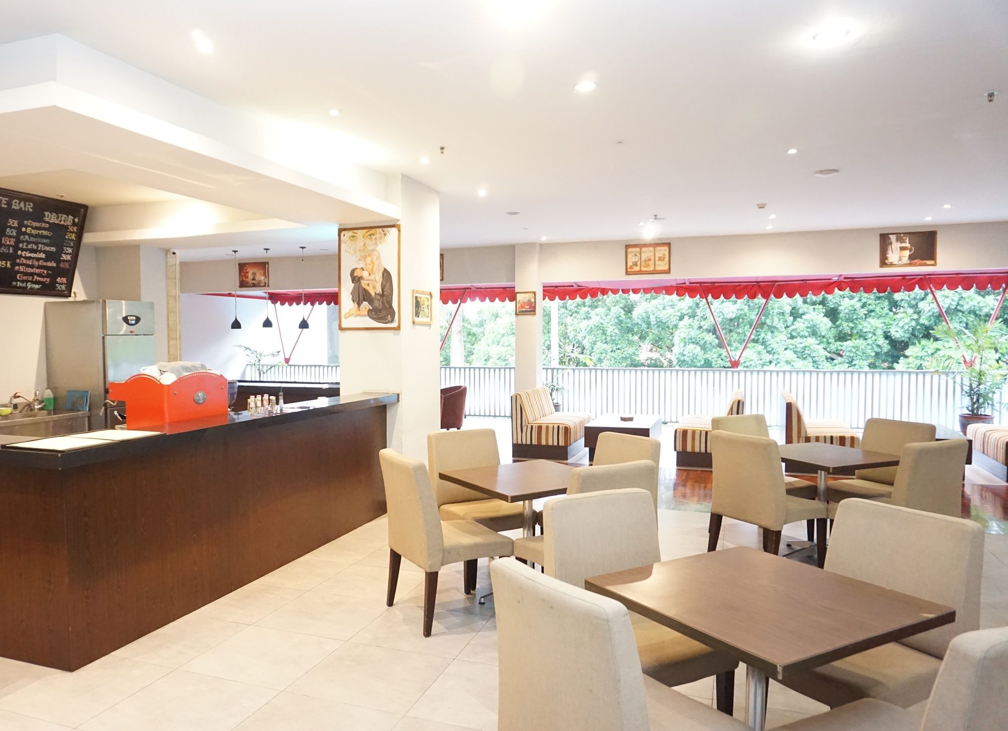 Фото Grand Cakra Hotel
