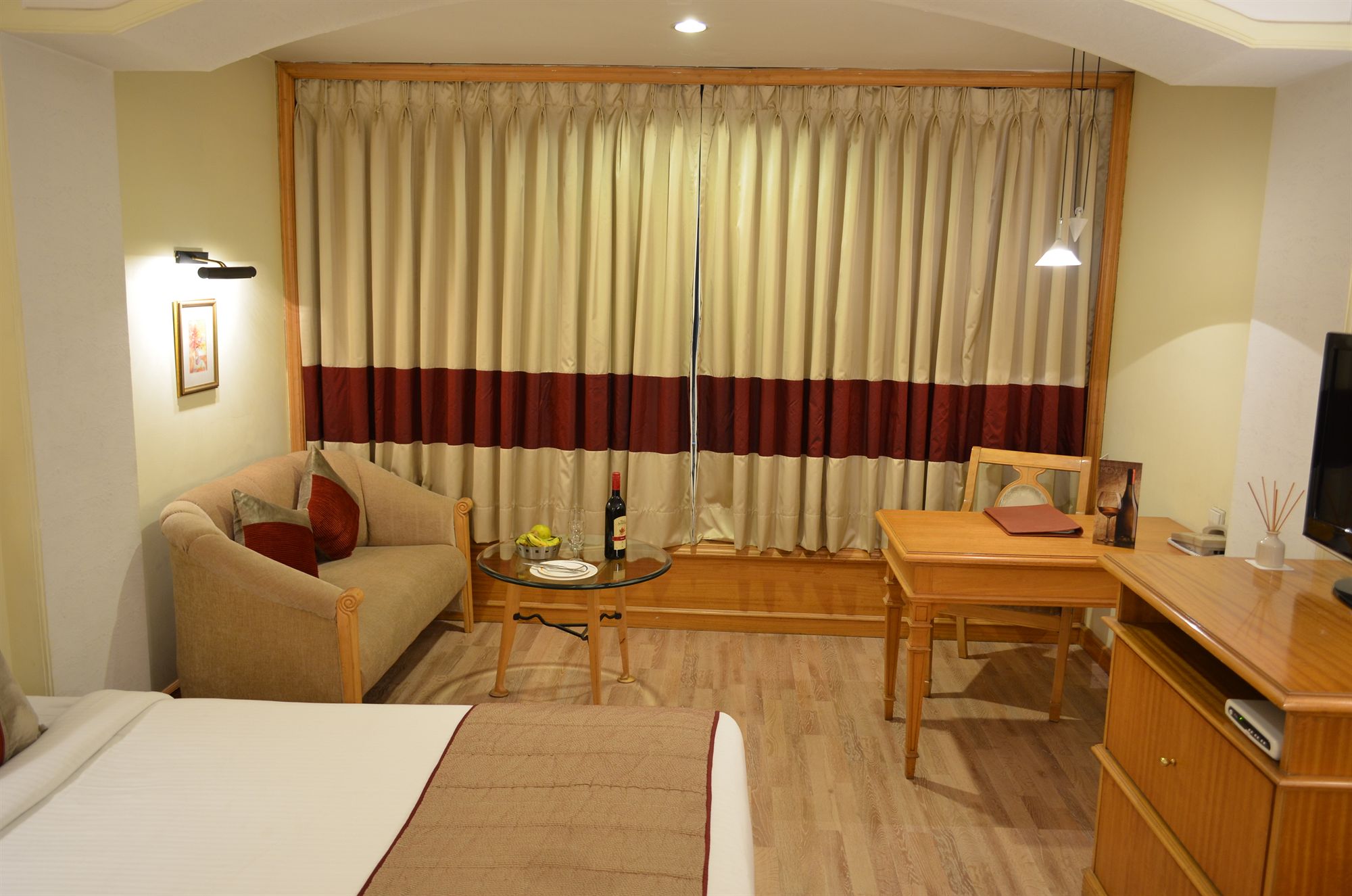 Фото The Maya Hotel