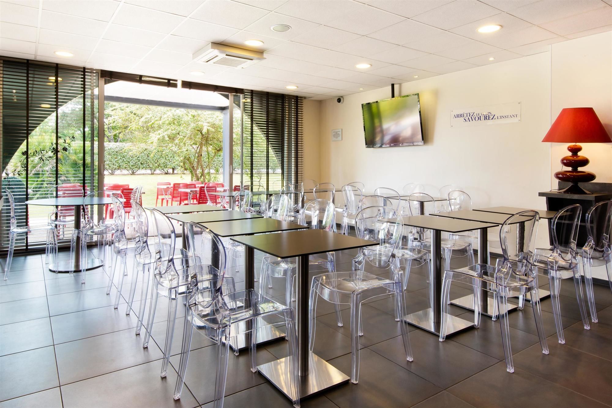 Фото Hôtel Kyriad La Rochelle Centre Ville