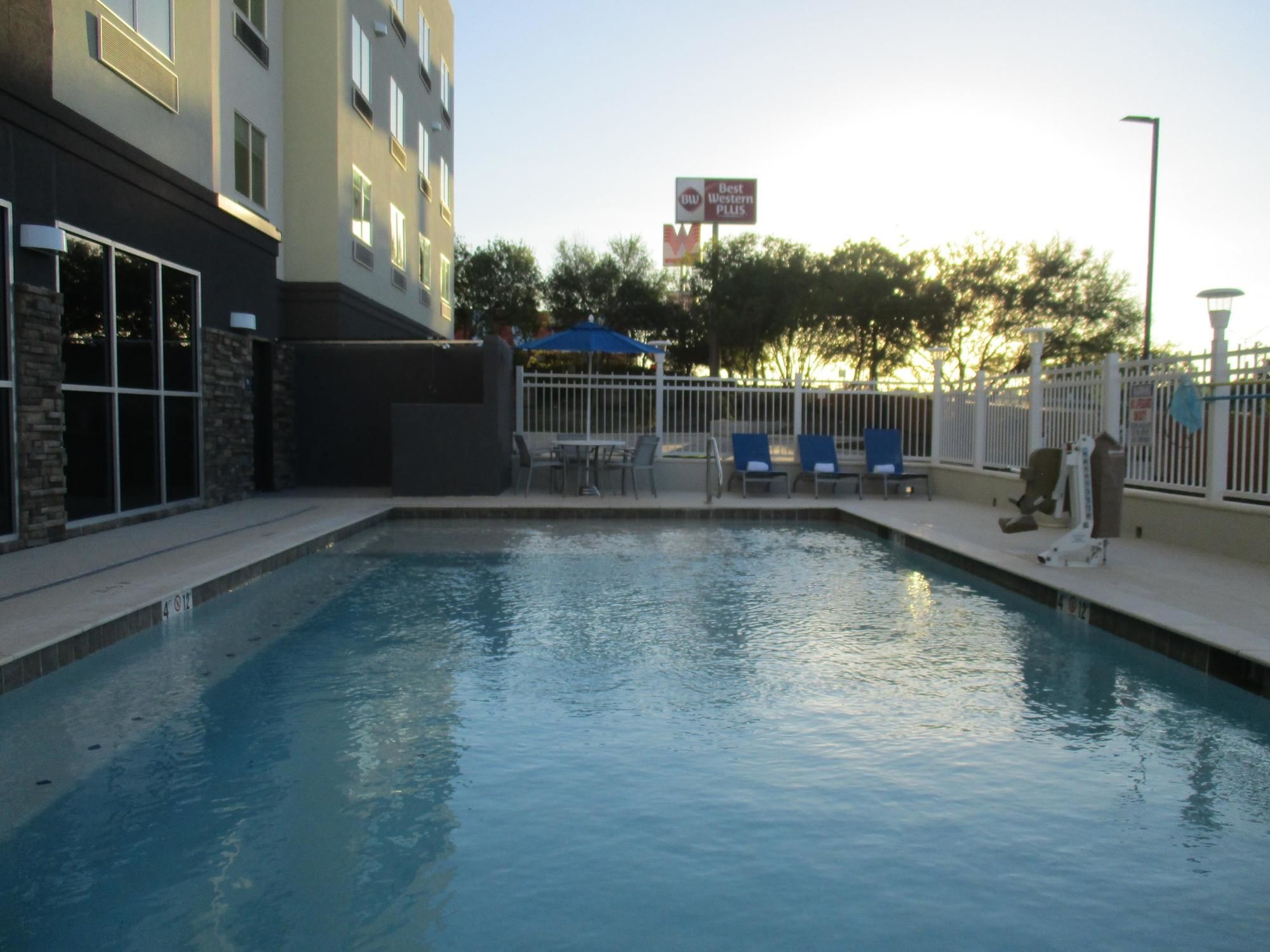 Фото Best Western Plus Roland Inn & Suites