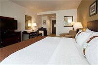 Фото Holiday Inn Madison at The American Center, an Ihg Hotel