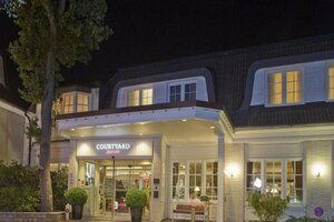 отель Courtyard by Marriott Hamburg Airport