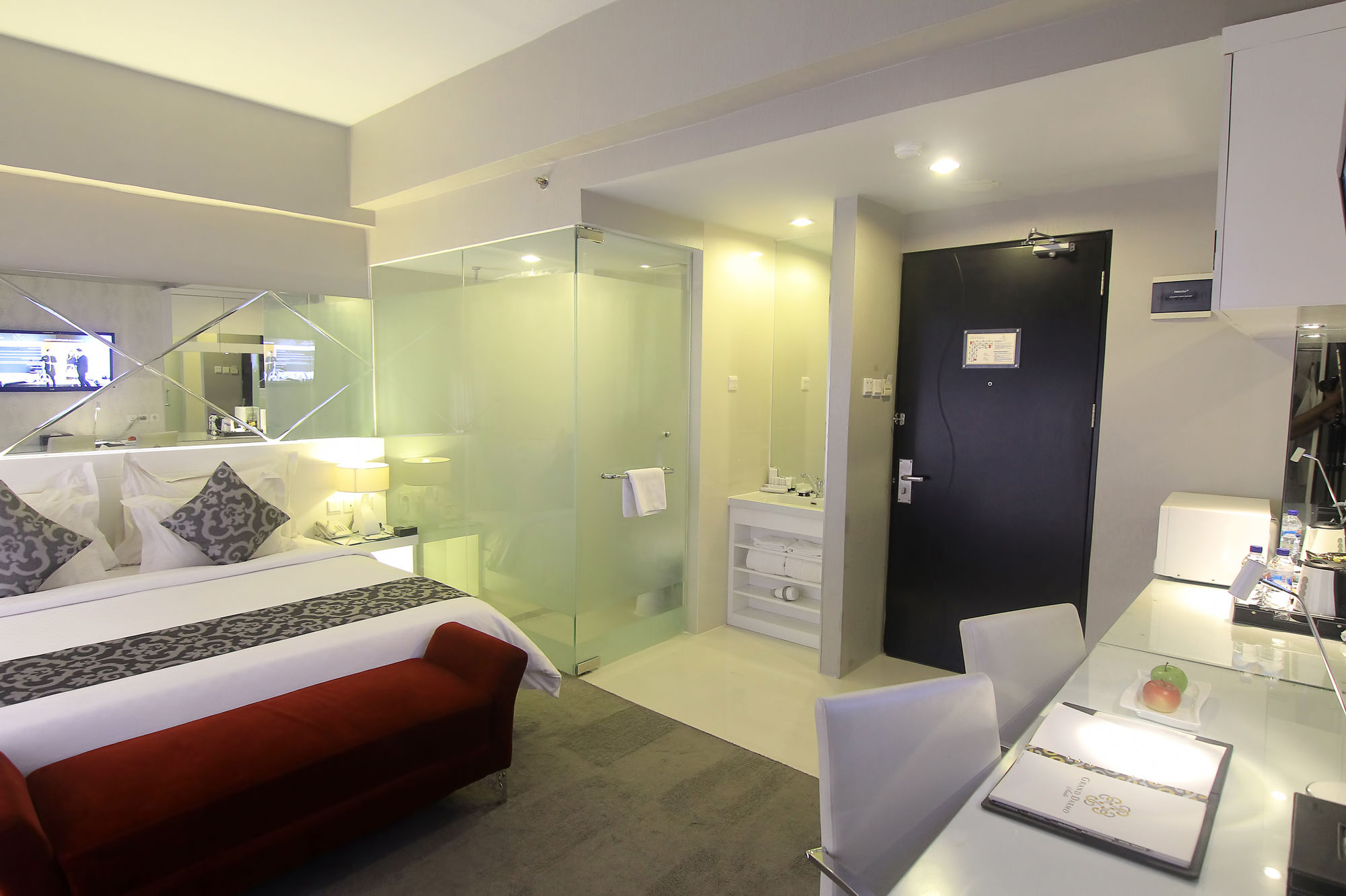 Фото Grand Darmo Suite Hotel