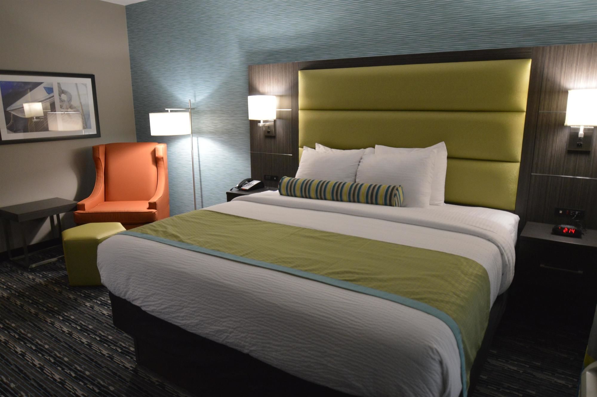 Фото Best Western Plus Pasadena Inn & Suites