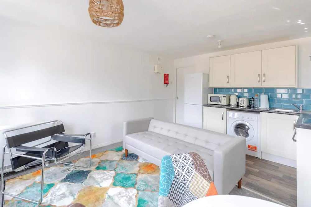 Фото Vibrant & Snug 2bd Flat - Beckton