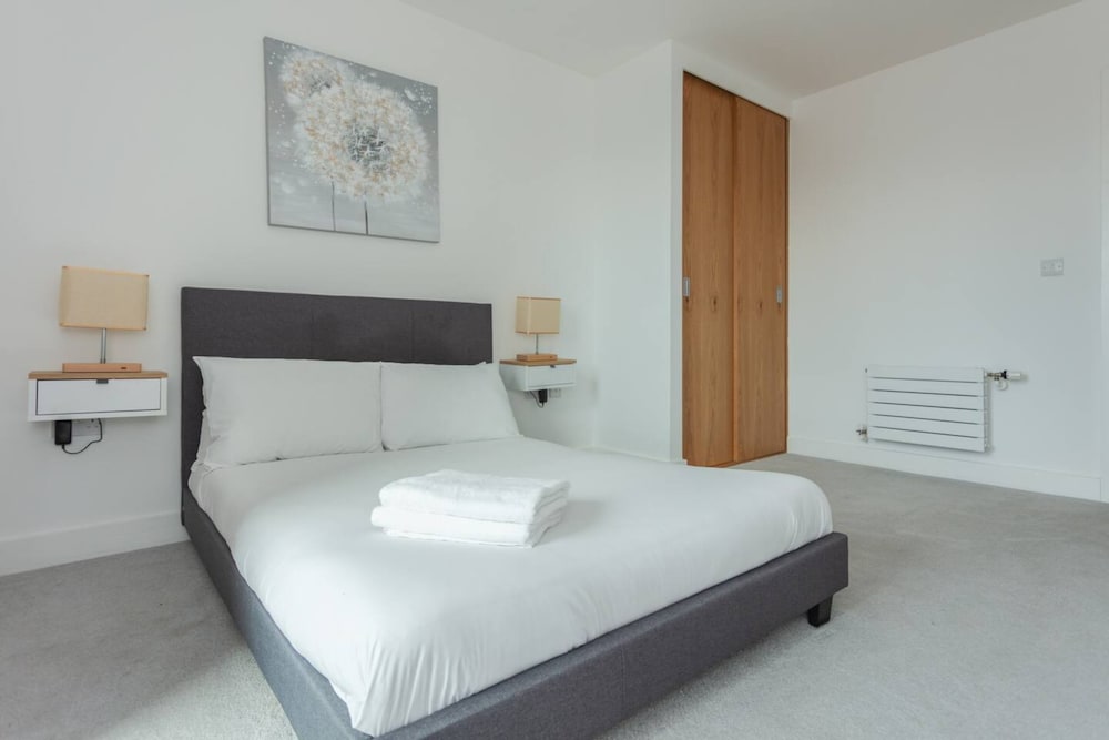 Фото Contemporary 1 Bedroom Apartment in Canning Town With Balcony