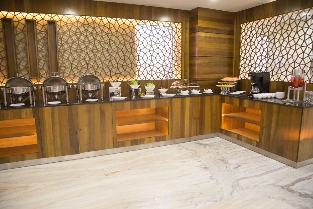 Фото Crown Rose Hotel