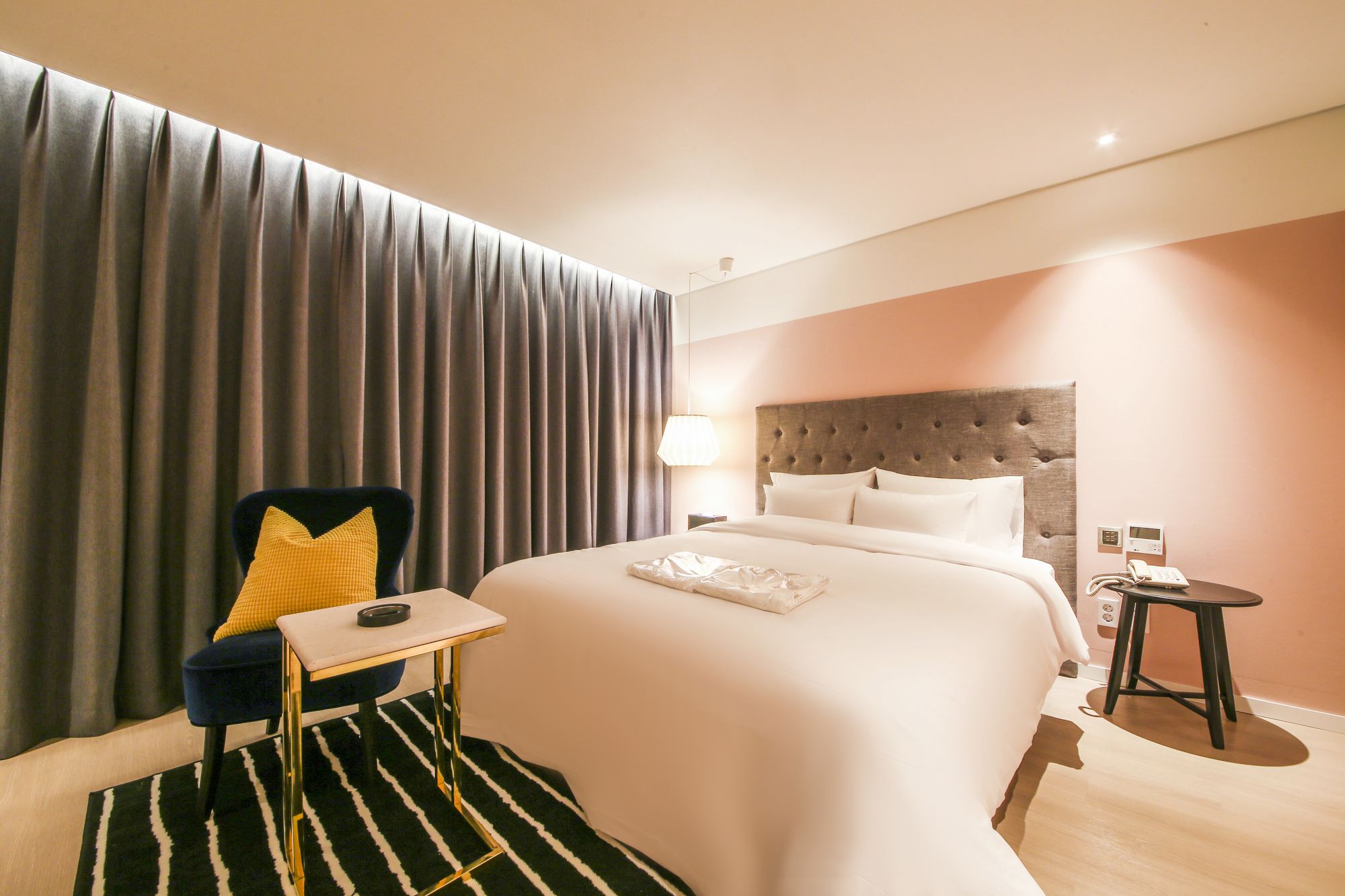 Фото Hotel Londoner Yongwon