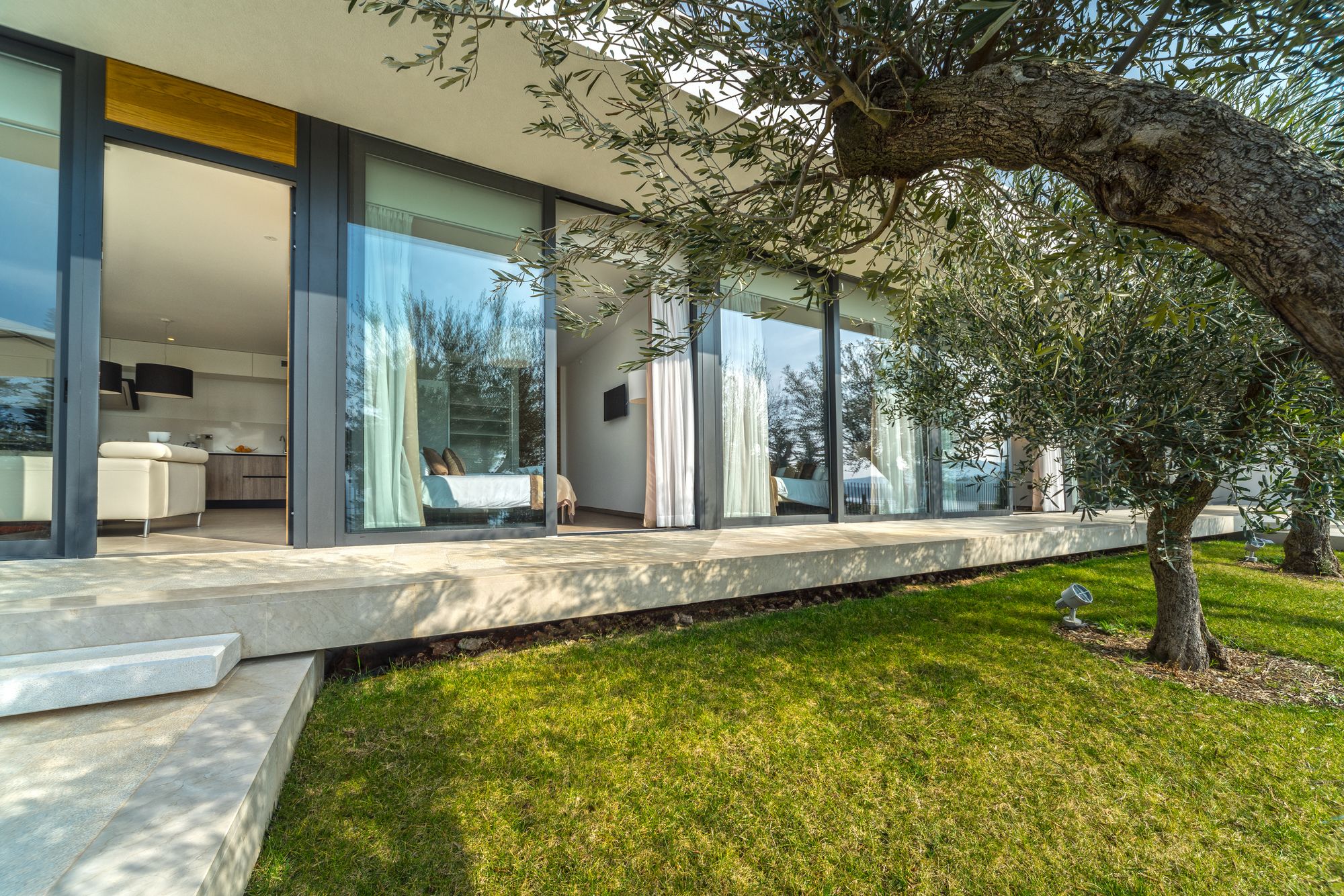 Фото Golden Rays Luxury Apartments