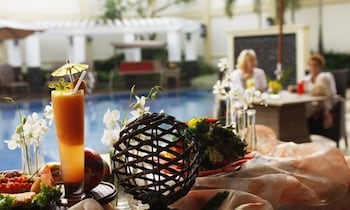 Фото The Avenue Plaza Hotel